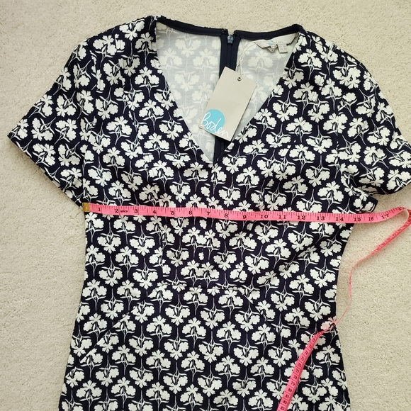 NWT Boden Navy and White Floral V-neck Pocket Dress sz2 - Picture 6 of 16